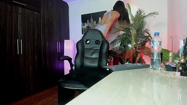 amaia_bushida (F young) - completely wet my leggings with water