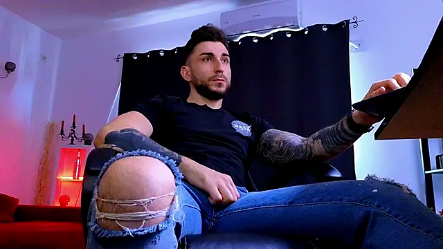 MightyAaron66 live sex cam