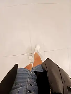 ori-lynk (F milf) - Naked in the men's restroom at a cafe.