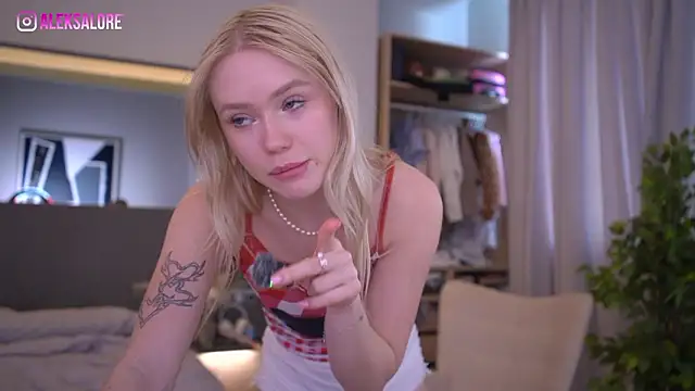 lexieloree (F young) - Play with kitty inside panties