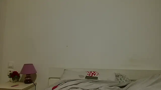 desirmiss1 (F young) - je suce le gode seins nue