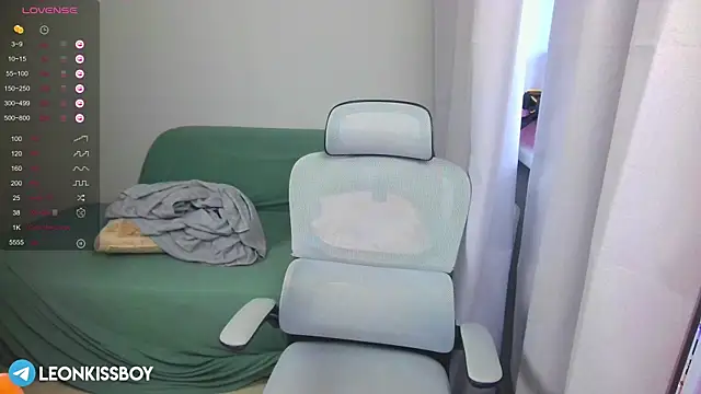 LeonBoykisser live sex cam