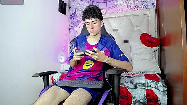 johnny_cagee (M twink) - stick out tongue