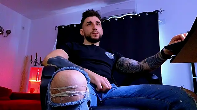 MightyAaron66 live sex cam