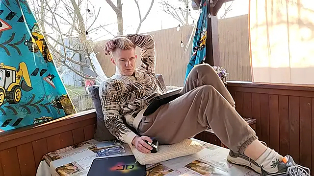 vuitton (M young) - 👋 Outside today ☀️