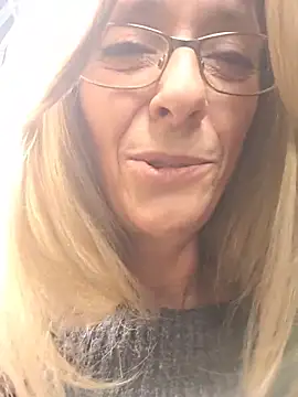 sacha_scorp (F mature) - 1 doigt dans le cul