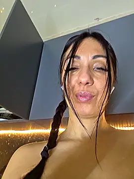 leticiawoods (F milf) - squirt finger in ass