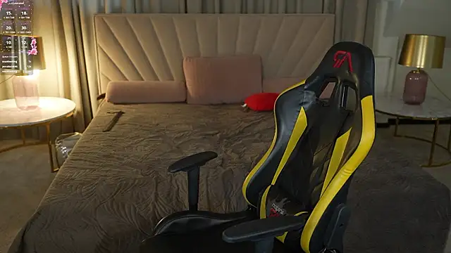 angy_netal (F young) - finger in pussy