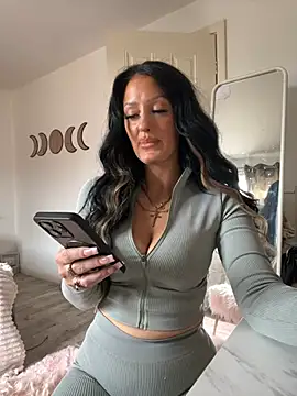 lolaxox_ (F milf) - Rub and spit on tits😘