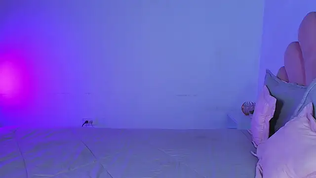 miacolucci18 - MiaColucci18's free webcam - UK Sex Cams