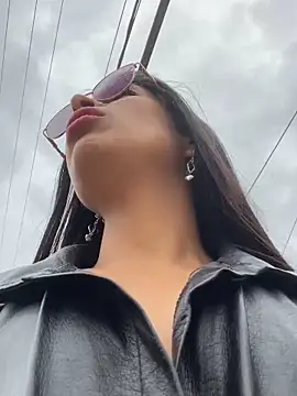 Astrid-- live sex cam