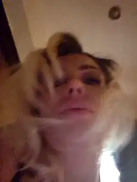 AureliaDoux's live cam