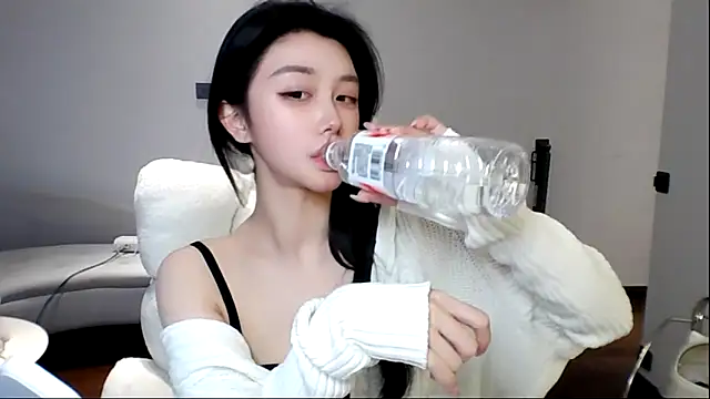 美女MedeLineayr在线直播