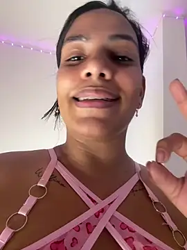 Webcam Model (ArielleMillerr-)  is live.Free join now!