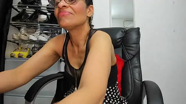 Aries_Mature live sex cam