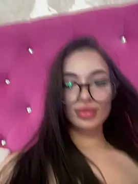 Webcam Model (GiaGlaze) is live