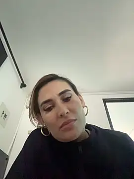 nahomiross (F milf) - Rub my clit in public