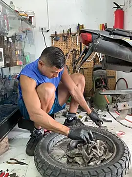 Paul22cm-'s live cam