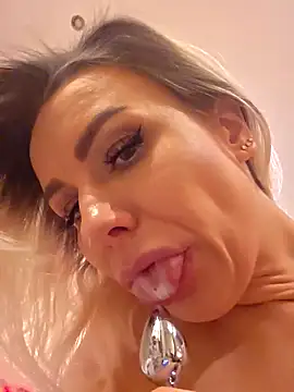 AureliaDoux's live cam