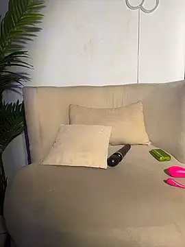 Webcam Model (MiaFoxie_)  is live.Free join now!