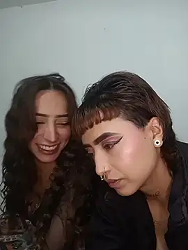 AlexxaAndRileyy live sex cam