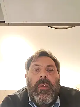 necroforo (M mature) - Senza masturbarmi e venire fino al goal