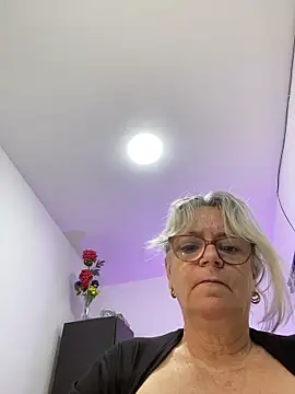 Webcam Model (slutgold) is live