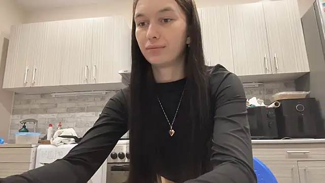 laradraggoo (F teen) - Lick and bite my lips