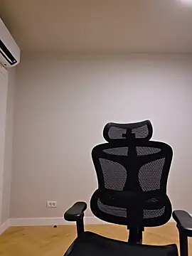 Webcam Model (MiaRides19)  is live.Free join now!