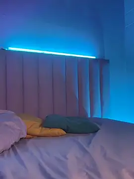 Webcam Model (Aurora19) is live