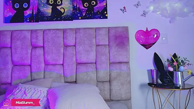 MiiaBlumm_ webcam