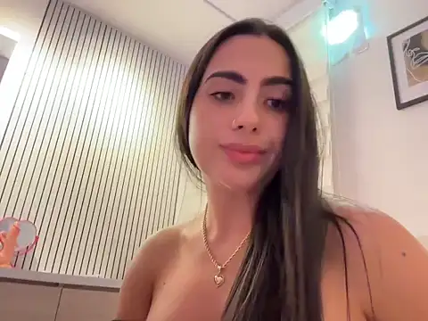 Webcam Model (ValeryR_)  is live.Free join now!