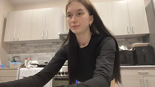 laradraggoo (F teen) - Deep eye contact