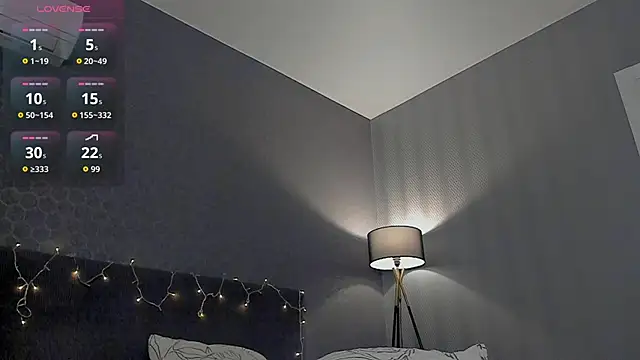 sweete_chantal (F young) - Spread Legs and Touch my Pussy