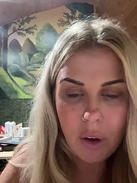 saucymelaine09 live sex cam