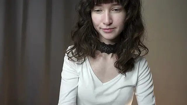 dellaleck (F teen) - is the top shorter? I'm a little shy....