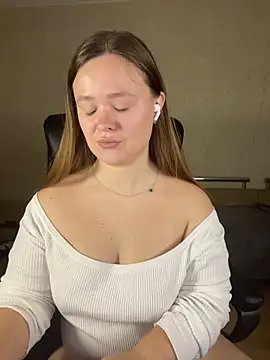 Webcam Model (CaramelleSugarr) is live