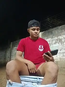 HOTRAINYGOLDEN webcam