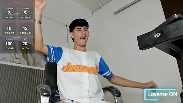 dyla_n18 (M young) - show my feet and take off my socks