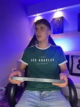 AdrianRinaldi's live cam