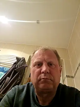 demik71 (M mature) - Nippel spielen