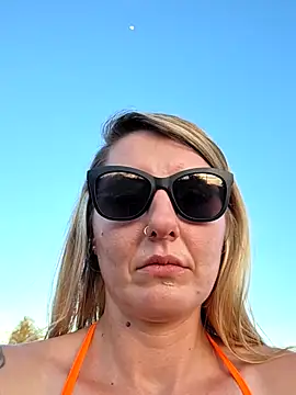 sheissomething - SheIsSomething's free webcam - UK Sex Cams