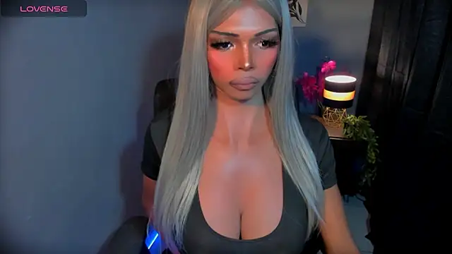 xEllaineCumsLotx live sex cam