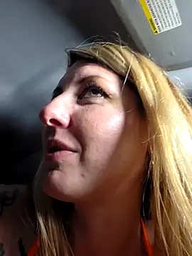 SheIsSomething Live Webcam on Stripchat