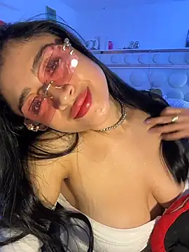 Webcam Model (lucianaroy)  is live.Free join now!