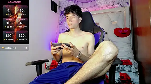 johnny_cagee (M twink) - show cum in public