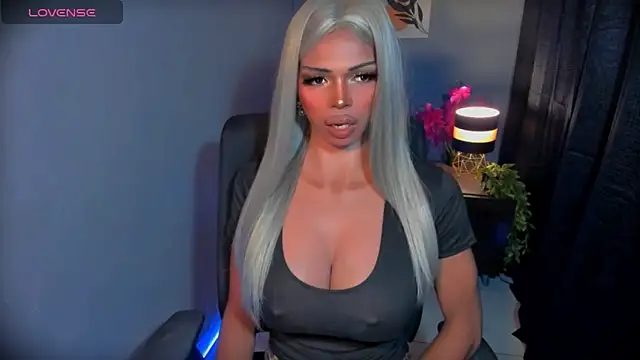 xEllaineCumsLotx live sex cam