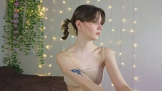 peachywhisper - PeachyWhisper's free webcam