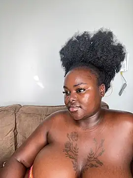 Webcam Model (Honeycoco0211) is live