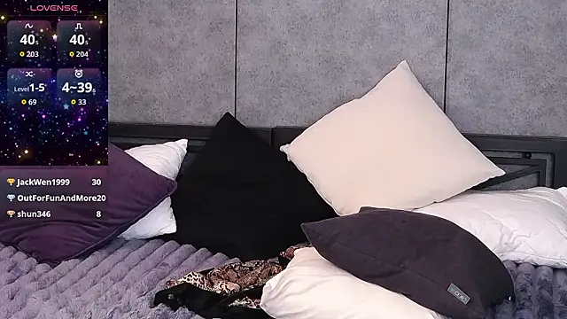 ashley_ross_ (F young) - flash boobs and suck boobs